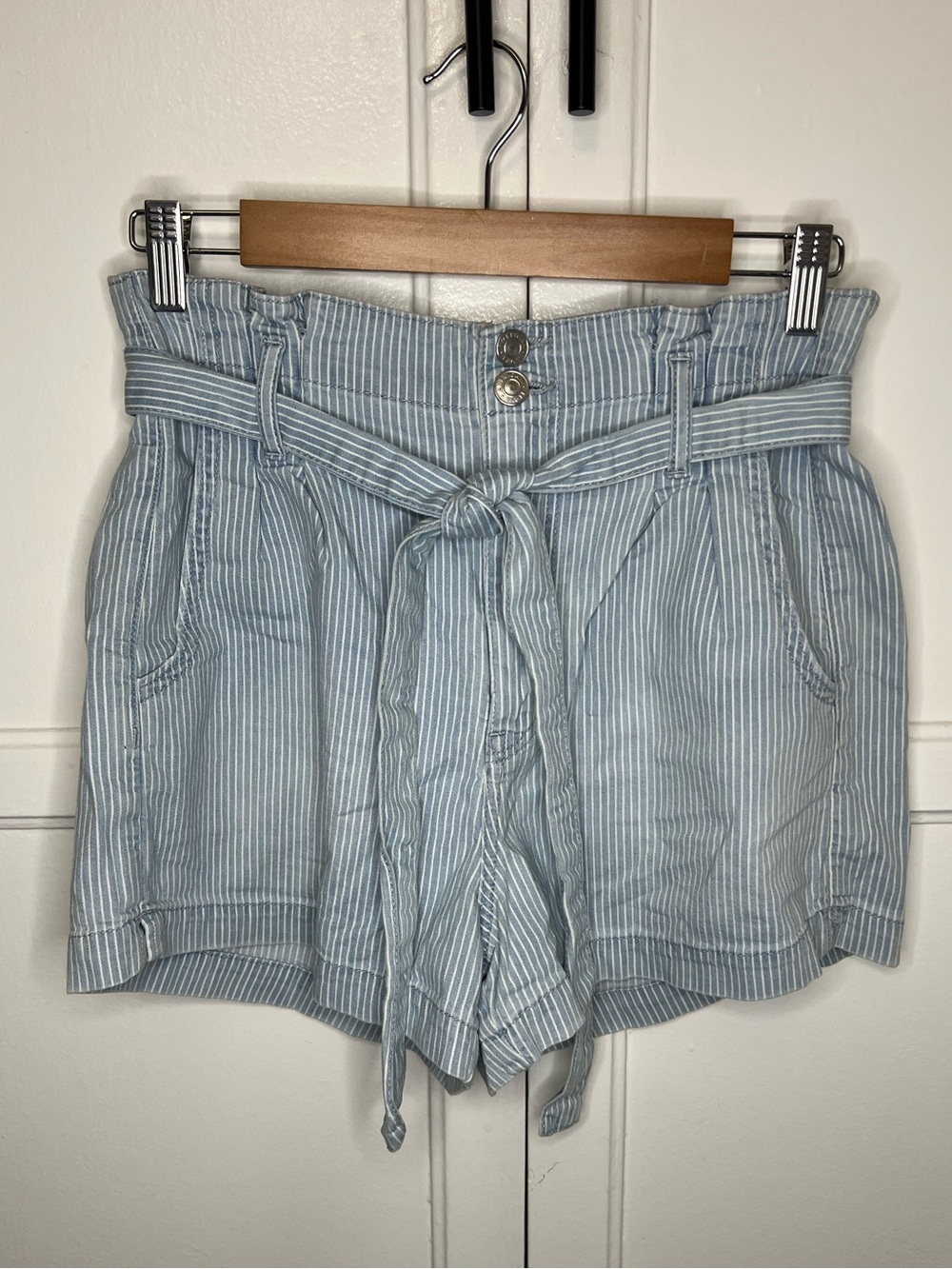 American Eagle Women’s High Rise Paperbag Striped Mom Shorts | Size: 6